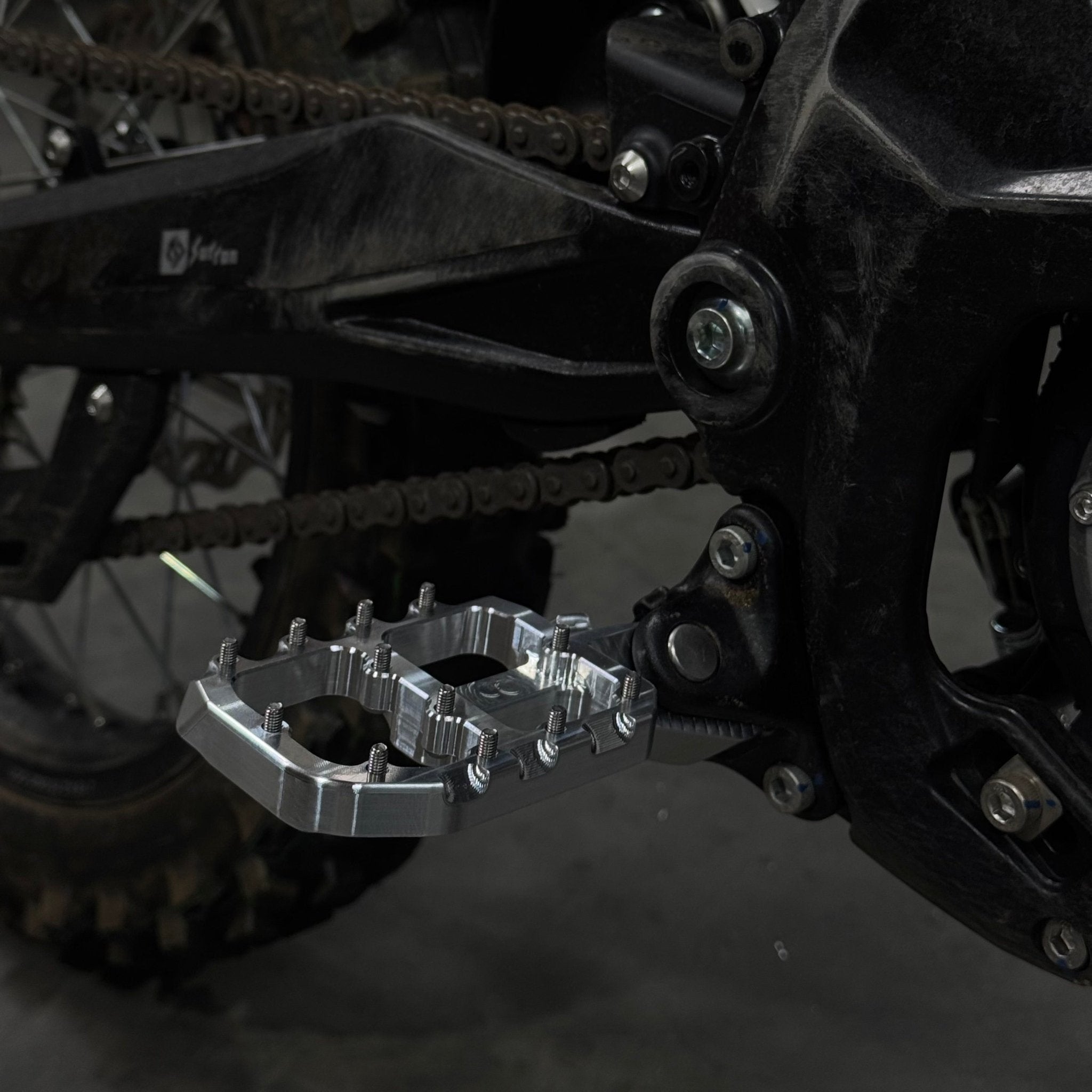 Prickly Foot Pegs Wide - Pinned Electric